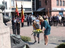 kransneerlegging oorlogsslachtoffers door schepen Karina Hans