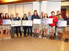 Uitreiking cheque opbrengst 2e Bal van de Burgemeester