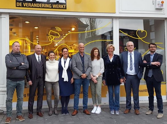 enkele kandidaten geflankeerd door de campagneleider en de afdelingsvoorzitter