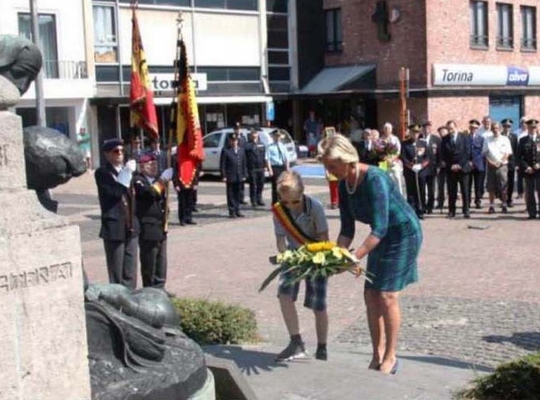 kransneerlegging oorlogsslachtoffers door schepen Karina Hans kransneerlegging oorlogsslachtoffers door schepen Karina Hans