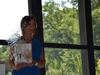 Kathleen ontving net uit de handen van Adinda een typisch Brasschaats geschenk.