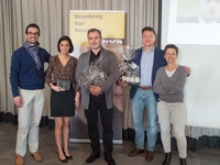 voorzitter Dominick Rediers, Vlaams Parlemenslid Nadia Sminate, moderator Guy Van Sande, federaal Kamerlid Koen Metsu en 'bloemenmeisje' schepen van Sport Adinda Van Gerven